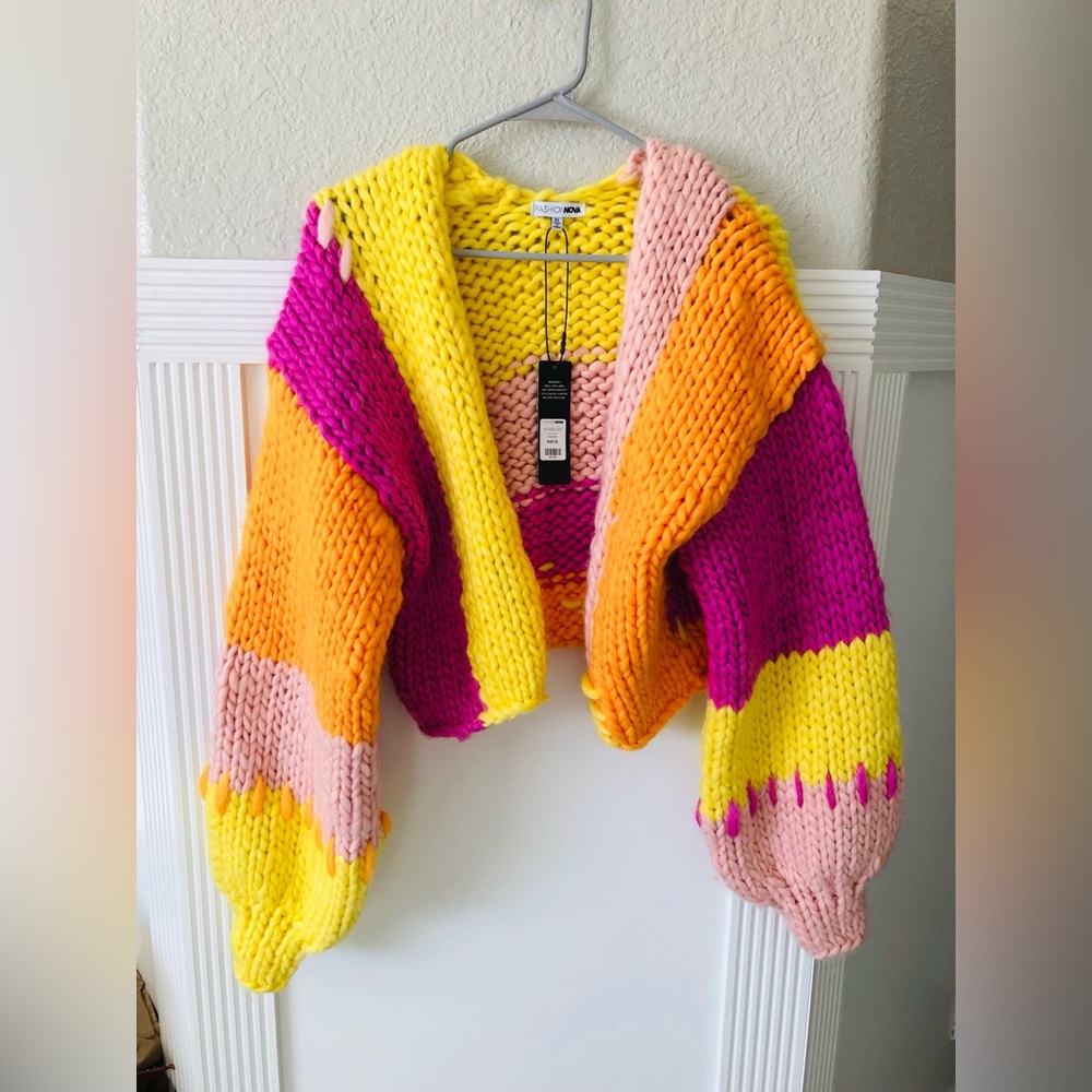Chunky Cropped Knit Sweater with Pink and Yellow Accents.💛🩷🧡